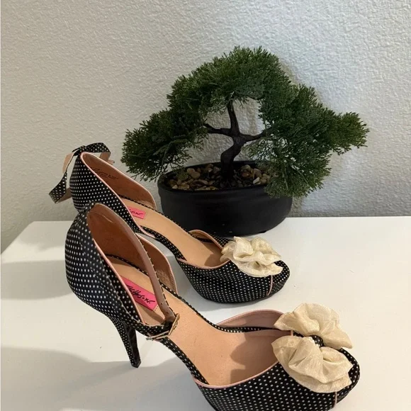 Besty Johnson Black and Cream Polka Dot Women's Heels - Picture 6 of 12